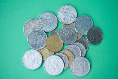 Para Birikimi Servet ve Tasarruf Yığını Yeşil Arkaplanda. Endonezya parası yığını