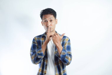 Asyalı genç erkekler sessizliğe ve işaret tarafına el kaldırır