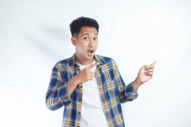 Vay canına, reklamcılığa dikkat! Asyalı mutlu bir öğrencinin portresi beyaz arka planda izole edilmiş fotokopi alanını gösteriyor. Lise üniversite konsepti eğitimi