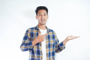 Vay canına, reklamcılığa dikkat! Asyalı mutlu bir öğrencinin portresi beyaz arka planda izole edilmiş fotokopi alanını gösteriyor. Lise üniversite konsepti eğitimi