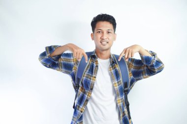 Şaşırtıcı mutlu Asyalı adam büyük bir duyuru yapıyor, büyük harika haberler veriyor, parmakla pankartı işaret ediyor. İlan veren adam memnun edici bir ifadeyle, tavsiye