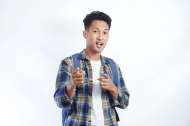 Sıradan giyinmiş, gözlüklü, neşeli Asyalı genç bir öğrenci beyaz arka planda izole edilmiş cesaretini motive etmek için kamerayı sana doğrultuyor. Lise üniversite konsepti