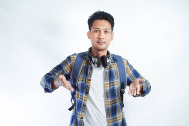 Şaşırtıcı mutlu Asyalı adam büyük bir duyuru yapıyor, büyük harika haberler veriyor, parmakla pankartı işaret ediyor. İlan veren adam memnun edici bir ifadeyle, tavsiye