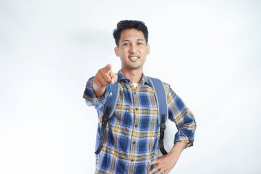 Sıradan giyinmiş, gözlüklü, neşeli Asyalı genç bir öğrenci beyaz arka planda izole edilmiş cesaretini motive etmek için kamerayı sana doğrultuyor. Lise üniversite konsepti