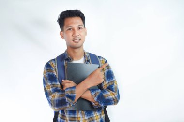 Sıradan kıyafetlerle gülümseyen Asyalı genç bir öğrenci fotokopi alanını işaret ederek beyaz arka planda izole edilmiş yeni terfinin reklamını yapıyor. Lise üniversite konsepti eğitimi