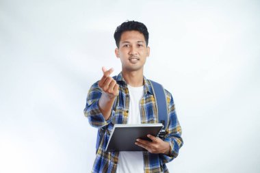 Ekose gömlekli ve sırt çantalı gülümseyen Asyalı genç bir öğrenci iki parmağı beyaz arka planda olan Koreli kalbi gösteriyor. Eğitim okulu üniversite konsepti