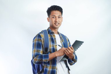 Sırt çantalı mutlu Asyalı öğrenciler okula yalnız beyaz arka planda kitap taşıyorlar. Lise üniversite konsepti eğitimi