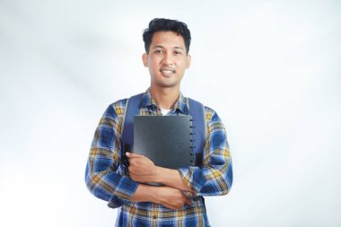 Sırt çantalı mutlu Asyalı öğrenciler okula yalnız beyaz arka planda kitap taşıyorlar. Lise üniversite konsepti eğitimi