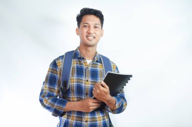 Sırt çantalı mutlu Asyalı öğrenciler okula yalnız beyaz arka planda kitap taşıyorlar. Lise üniversite konsepti eğitimi