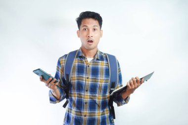 Sırt çantası gözlüklü, cep telefonu kullanan, internette sohbet eden ve beyaz arka planda izole edilmiş haberleri okuyan Asyalı bir öğrenci. Lise üniversite konsepti