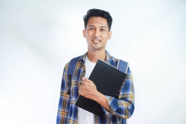 Sırt çantalı mutlu Asyalı öğrenciler okula yalnız beyaz arka planda kitap taşıyorlar. Lise üniversite konsepti eğitimi