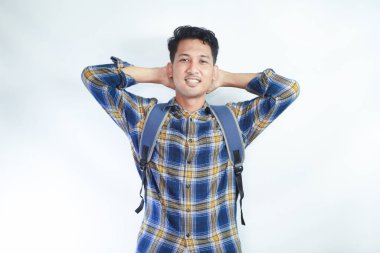 Sırt çantalı, rahat, Asyalı genç bir öğrenci beyaz arka planda elleri başının arkasında uyuyor. Lise üniversite konsepti