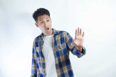 Elleri hareketi keserken korkudan çığlık atan bir adam.