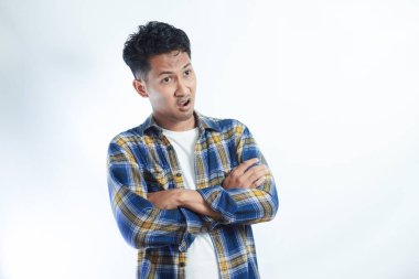 Yetişkin Asyalı adam şok olmuş yüz ifadesi sergiliyor. Beyaz arka plan izole edilmiş.