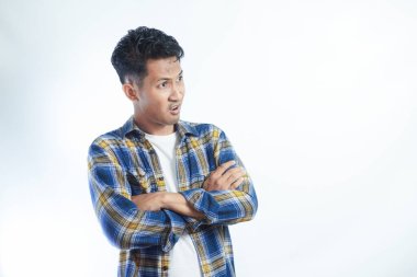 Yetişkin Asyalı adam şok olmuş yüz ifadesi sergiliyor. Beyaz arka plan izole edilmiş.