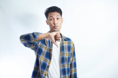 Yetişkin Asyalı adam hayal kırıklığına uğramış bir ifadeyle başparmağını kaldırdı.