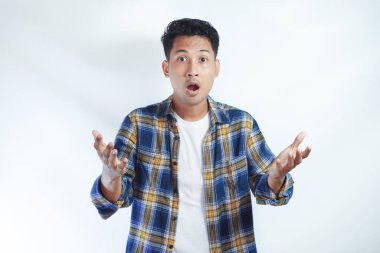 Yetişkin Asyalı adam şok olmuş yüz ifadesi sergiliyor. Beyaz arka plan izole edilmiş.