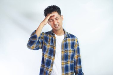 Yetişkin Asyalı adam acı verici migren jesti aldı.