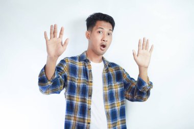 Elleri hareketi keserken korkudan çığlık atan bir adam.