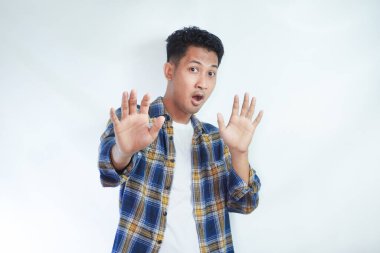 Elleri hareketi keserken korkudan çığlık atan bir adam.