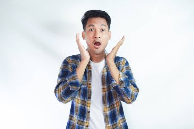 Yetişkin Asyalı adam şok olmuş yüz ifadesi sergiliyor. Beyaz arka plan izole edilmiş.