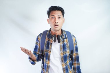 Yetişkin Asyalı adam şok olmuş yüz ifadesi sergiliyor. Beyaz arka plan izole edilmiş.