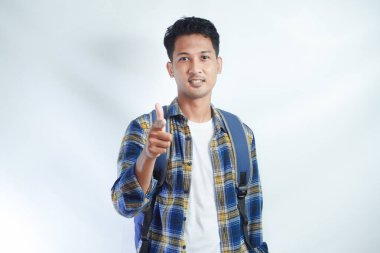 Sıradan giyinmiş, gözlüklü, neşeli Asyalı genç bir öğrenci beyaz arka planda izole edilmiş cesaretini motive etmek için kamerayı sana doğrultuyor. Lise üniversite konsepti