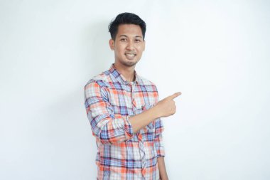 Kameraya gülümseyen ve arkasını gösteren yetişkin Asyalı adamın yan görüntüsü.