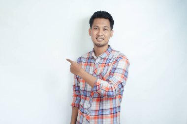 Kameraya gülümseyen ve arkasını gösteren yetişkin Asyalı adamın yan görüntüsü.