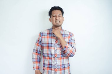 Yetişkin Asyalı adamın boğazı ağrıyor.