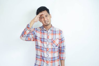 Yetişkin Asyalı adam acı verici migren jesti aldı.