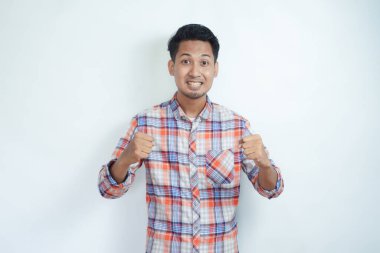 Yetişkin Asyalı bir adam heyecanlı bir yüz ifadesi sergiliyor.