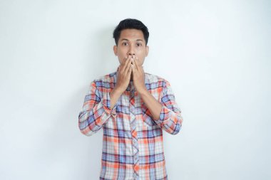 Yetişkin bir Asyalı ağzını kapatıyor.