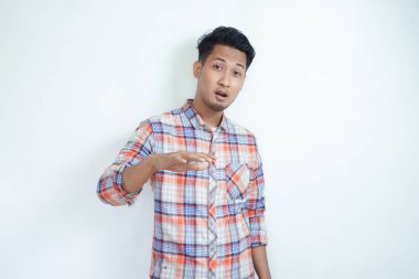 Flanel tişört giyen Asyalı adam rahatlamak ve avuçlarını dışa doğru açarak sakin kalmak için işaret veriyor. Sakinleşir. duygu yüz ifadesi vücut dili hissetmek