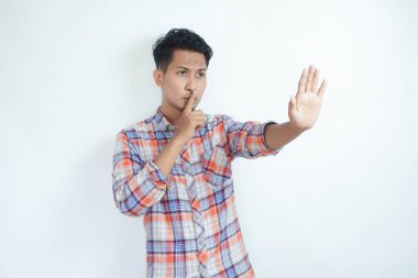 Yetişkin Asyalı adam elleriyle dur işareti yaptı.