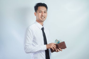 Cüzdanından para çıkarırken gülümseyen Asyalı adamın yan görüntüsü.