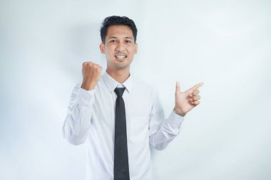 Yetişkin bir Asyalı, sol tarafı işaret ederken heyecanlı bir ifade sergiliyor.