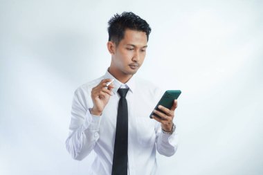 Sigara içen ve akıllı telefon kullanan adam.