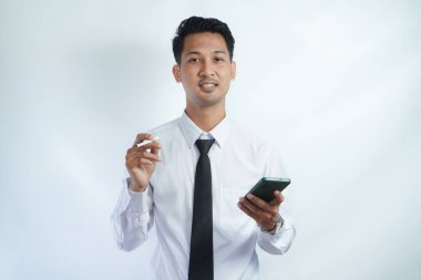 Sigara içen ve akıllı telefon kullanan adam.