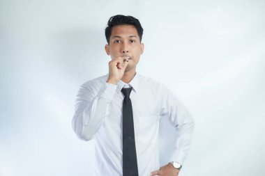 Genç yakışıklı işadamı sigara içiyor.