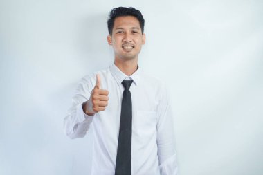 Genç Asyalı işadamı gülümsüyor ve iki parmağını kaldırıyor.