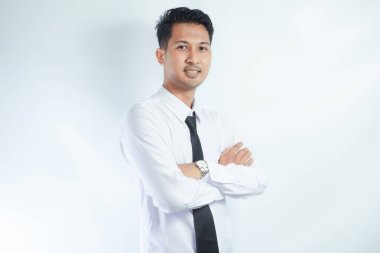 Genç, gülümseyen Asyalı, kendine güvenen, beyaz gömlek giyen, el ele tutuşan, beyaz arka plandaki stüdyo resmine sarılmış, el ele tutuşmuş genç adam. Yaşam tarzı kavramı