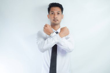 Yetişkin Asyalı adam ciddi bir ifadeyle haç işareti yapıyor.