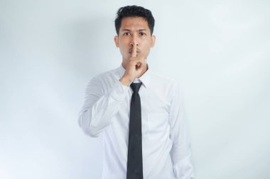 Ofis çalışanı sessiz hareket ediyor.