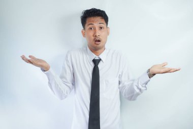 - Bilmiyorum. - Neden? Beyaz arka planda izole olmuş genç bir adam çaresiz bir hareket sergiliyor, elleri ve kollarıyla, ağzı sanki ne yapacağını bilmiyormuş gibi kıvrılmış.