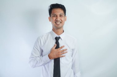 Genç Asyalı iş adamı beyaz gömlek giyiyor.