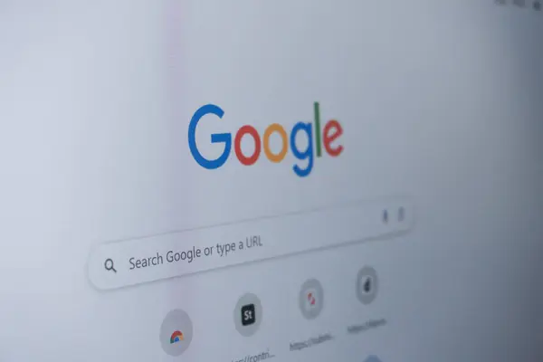 Balikpapan, 1 Mayıs 24. Dizüstü bilgisayarda Google arama motoru web sitesi
