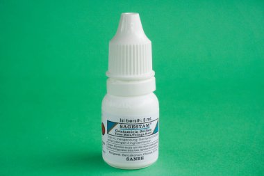 Balikpapan, 1 Mayıs 24. Antibiyotik olan Gentamicin sülfat içeren steril göz damlası ve kulak damlaları hassas bakterilerin neden olduğu göz ve adnexa enfeksiyonlarının tedavisinde kullanılır..