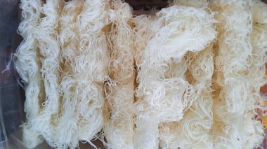 Çiğ fasulye vermicelli ya da kuru cam erişte.