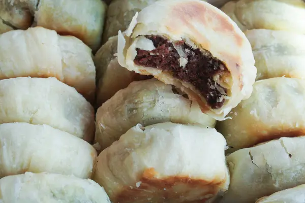 Bakpia, Bakpia Pathok yeşil fasulye, peynir ve şeker karışımından yapılan tipik bir Yogjakarta yemeğidir..